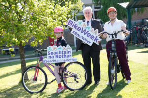 NTA NATIONAL BIKE WEEK JB5 children with Finola O' Driscoll Hugh Creegan 900x600